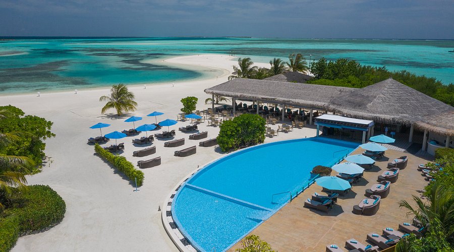 Luxe resort op de Malediven met infinity pool en wit zandstrand